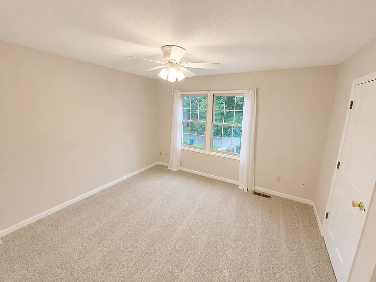 208 Meadowview Dr — Photo 16