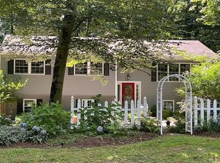19 Edgebrook Ln, Airmont, NY 10952