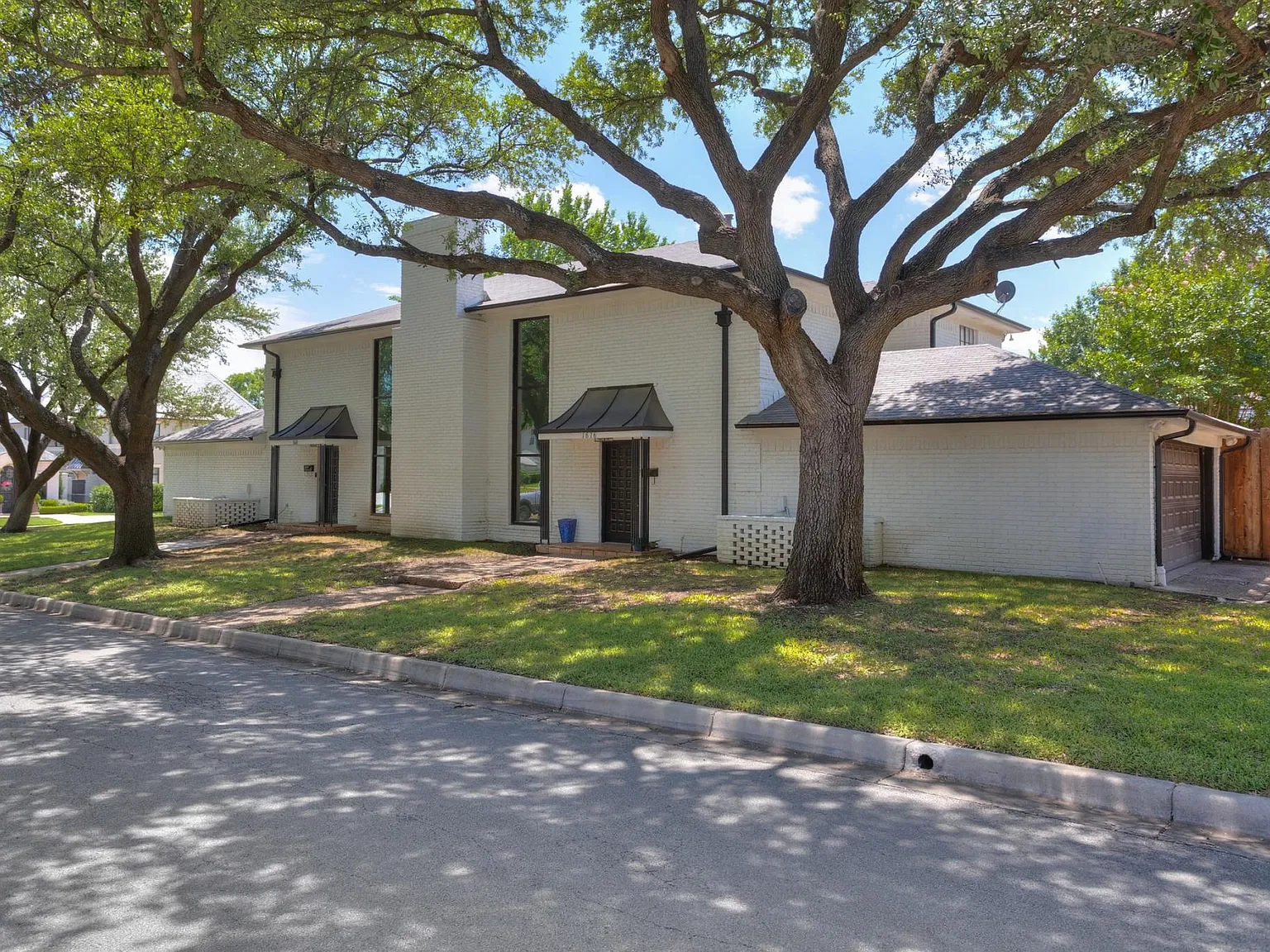 1616 Hulen St — Photo 2
