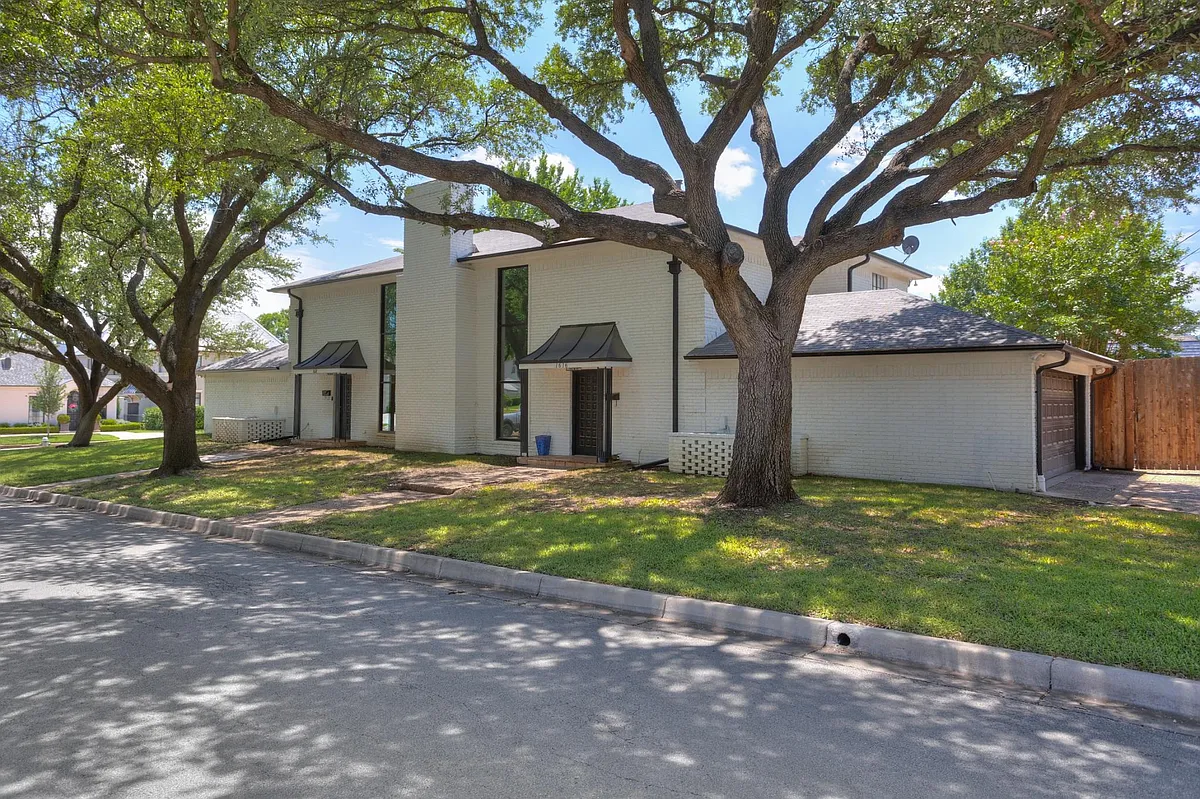 Building Photo - 1616 Hulen St