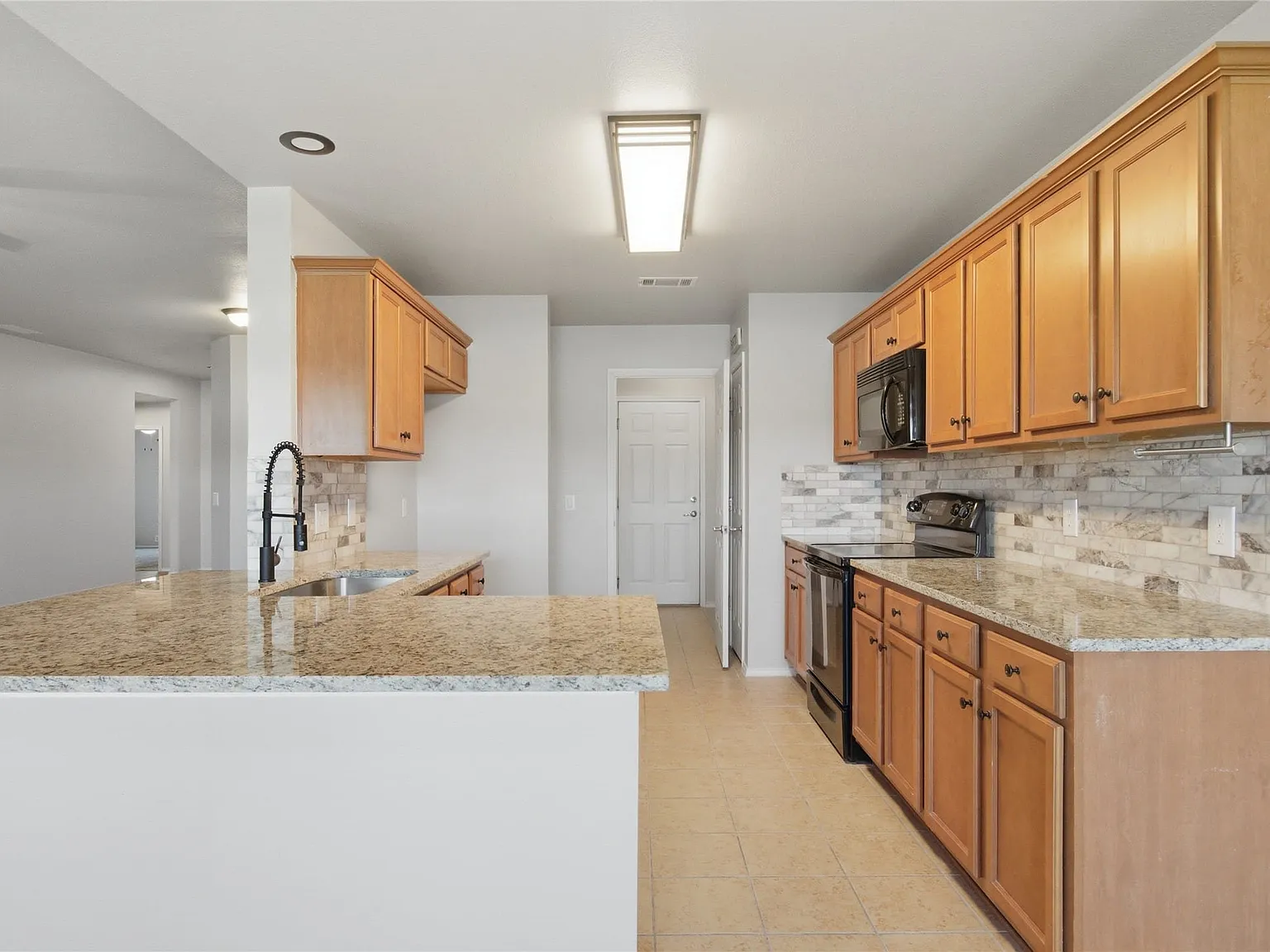 3 bed, 2.0 bath, 1668 sqft, $2,100 — Photo 2