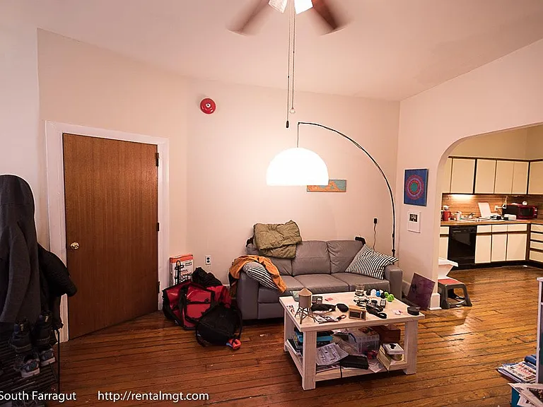 Livingroom (view south at west end)
