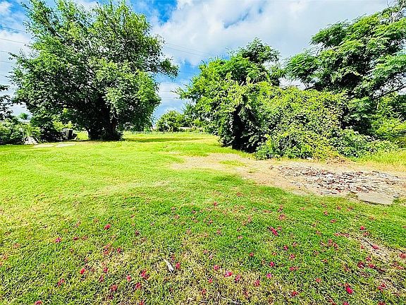 3rd image of 1402 Briar Cliff Rd