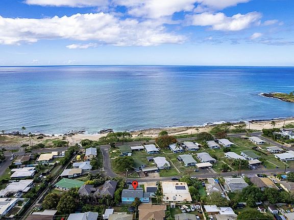 WALKING DISTANCE FROM THE BEACH.