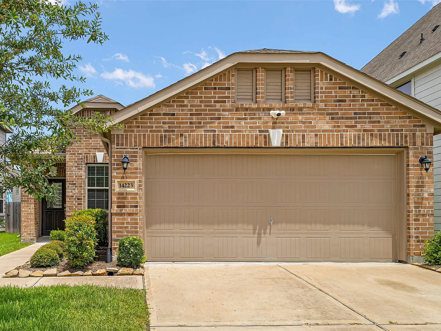 3 bed, 2.0 bath, 1732 sqft, $2,200 — Photo 2