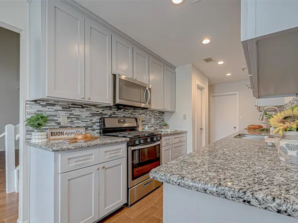 2022 Highland Hills Dr, Sugar Land, TX 77478