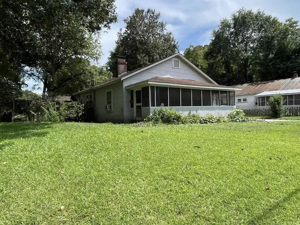 909 S Pond St, Toccoa, GA 30577