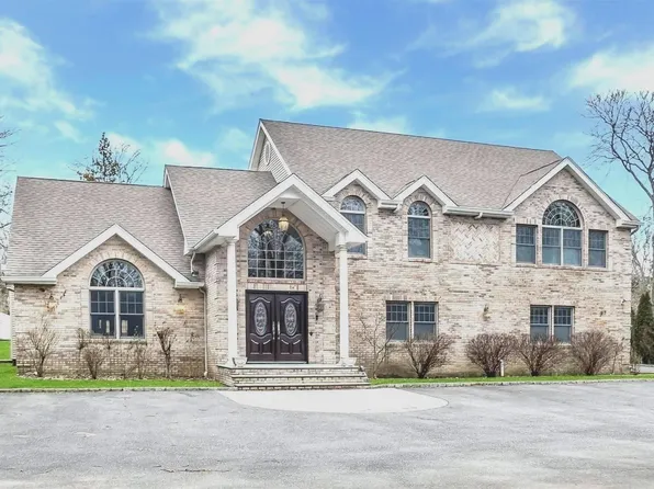 1365 Carlls Straight Path, Dix Hills, NY 11746