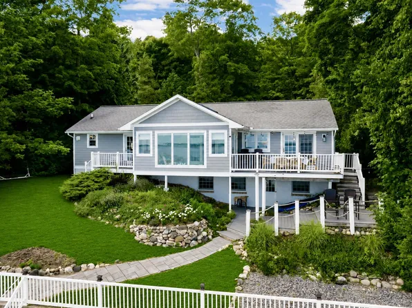 705 S Nanagosa Trl, Suttons Bay, MI 49682