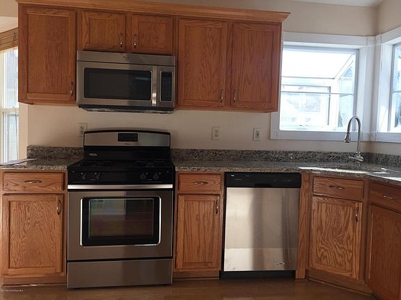 5th image of 1008 Wellington Ave