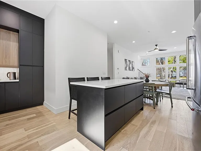 Markham St SW — Photo 14