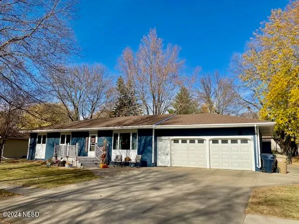 1119 9th Ave NE, Watertown, SD 57201