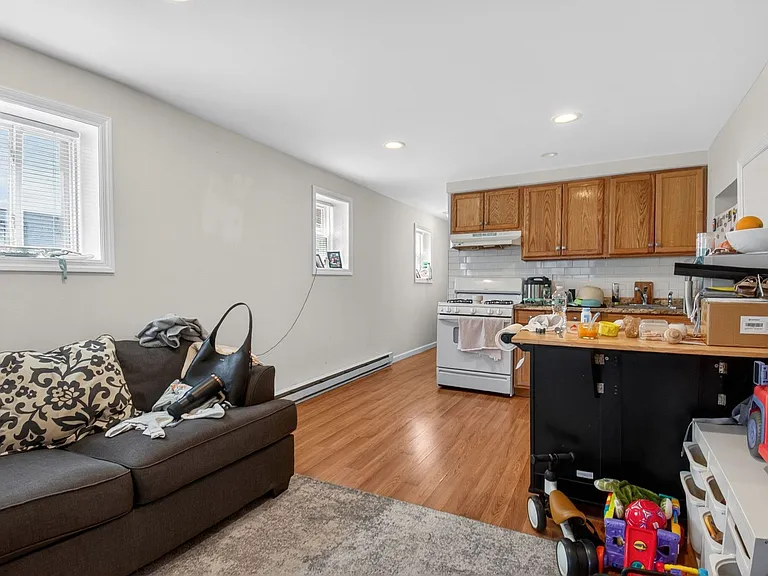 1290 Baker St — Photo 7