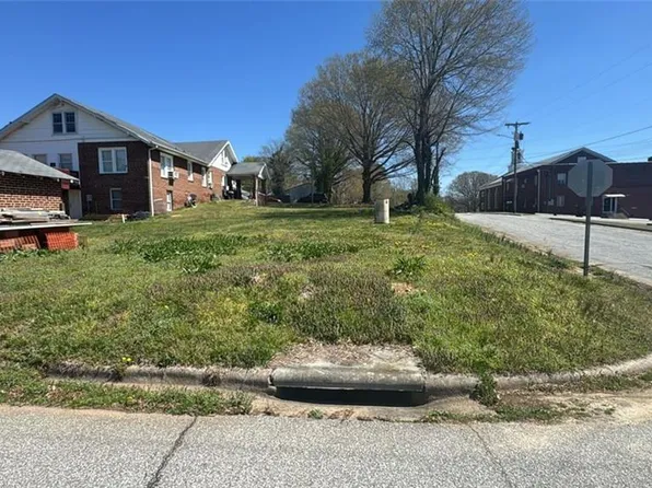 514 Twin Oak Ct, High Point, NC 27260