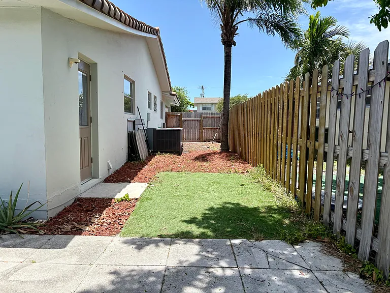 1605 NE 50th Ct #1 — Photo 13