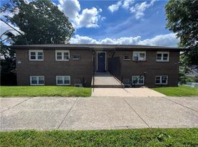 813 Cherokee Street, 6