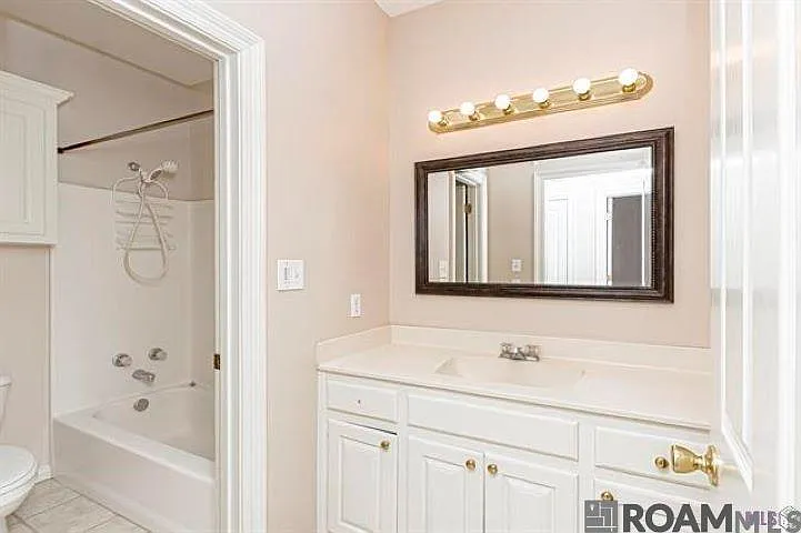 10125 Springbrook Ave — Photo 5