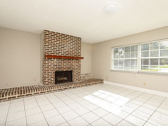 4th image of 3025 Peel Ave