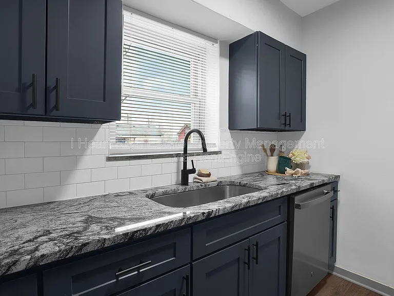 1963 W Broad St #8 — Photo 18