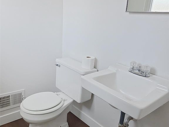 5th image of 15760 Oakbrook St