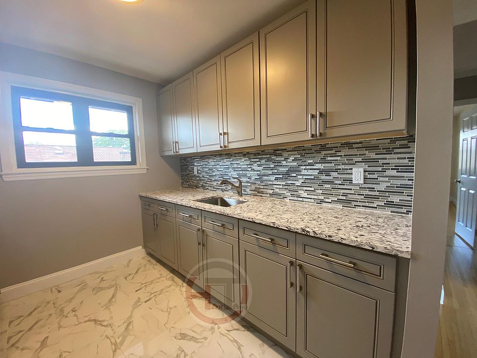 1st image of 924 Wilcox Ave Floor 2