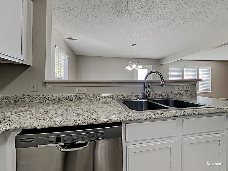 1933 Southernwood Ln — Photo 4