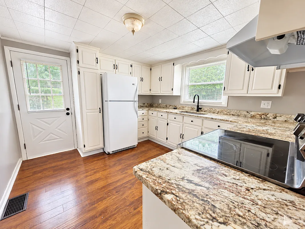 2 bed, 1.0 bath, 1300 sqft, $1,500 — Photo 3