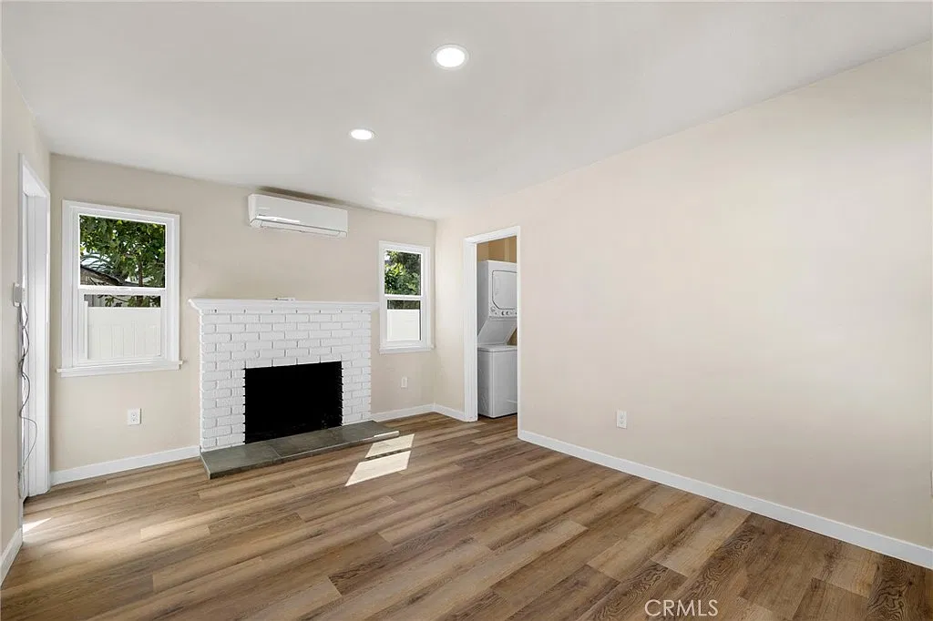 908 E Maple St — Photo 3