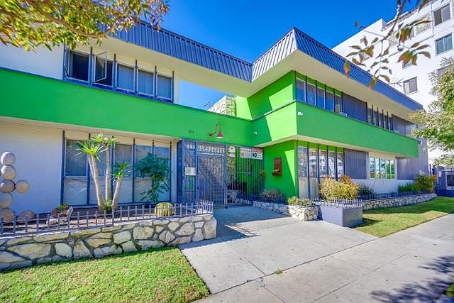 1st image of 811 S Gramercy Dr