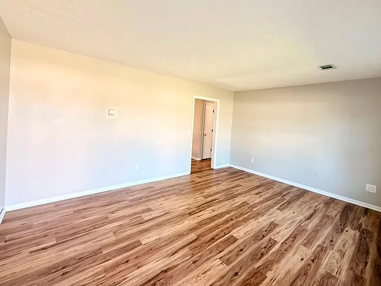 220 Azalea St — Photo 2