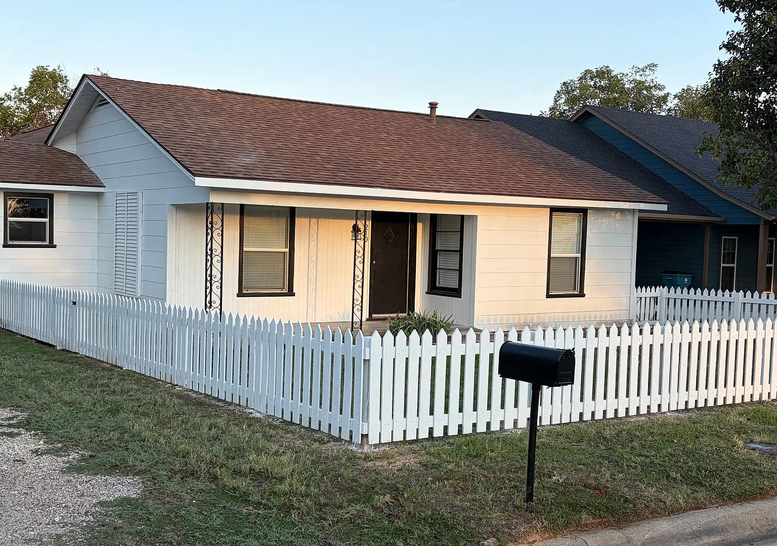Cute 3 bedroom walk or bike to Tarleton — Photo 1