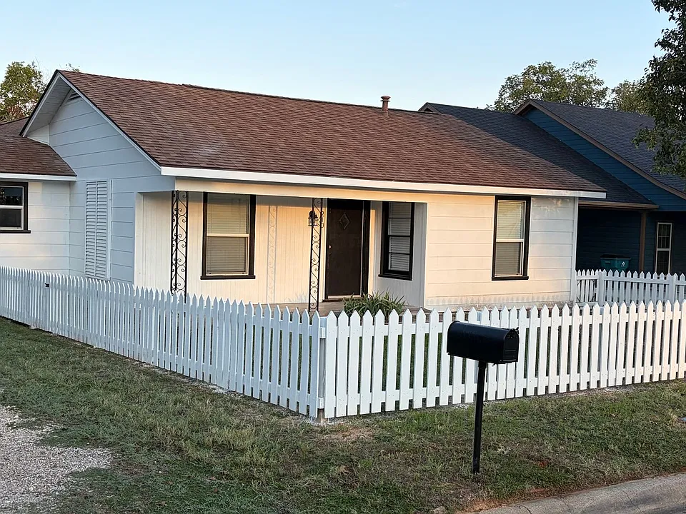 210 W Davis Ave
