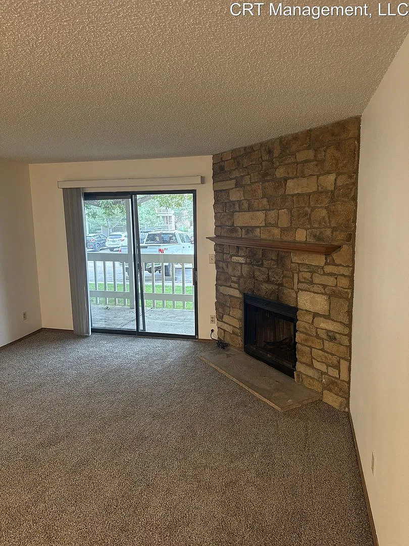 Spacious 1 Bed, 1 Bath Condo Prime Lowry Location! — Photo 2