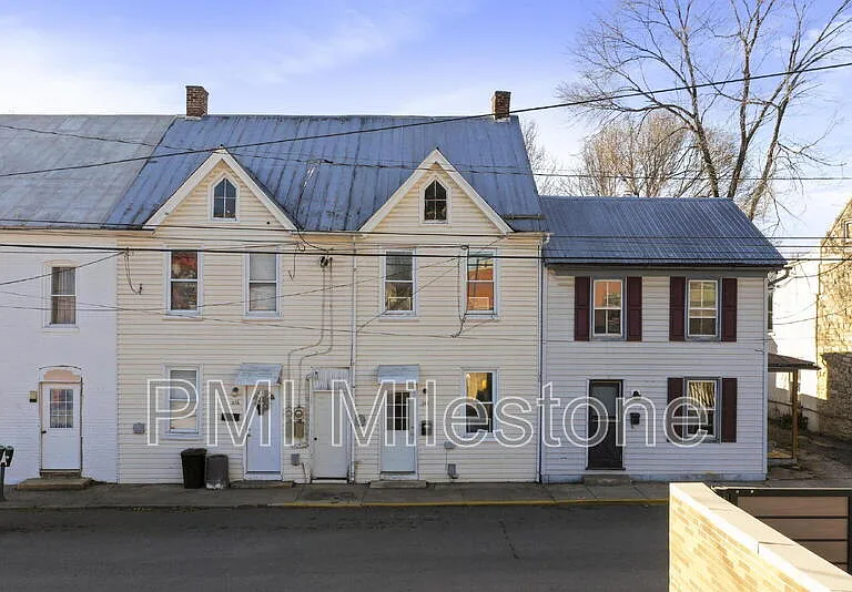 218 N College St — Photo 1