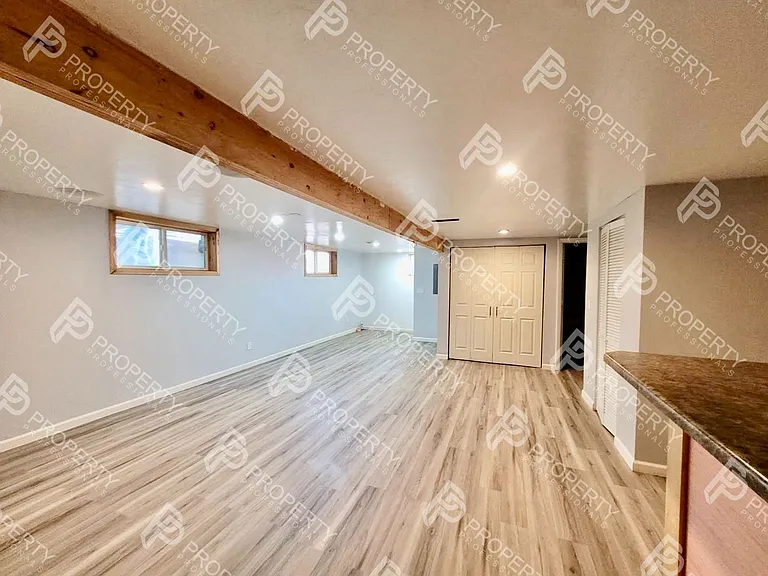 221 W 5th St — Photo 20