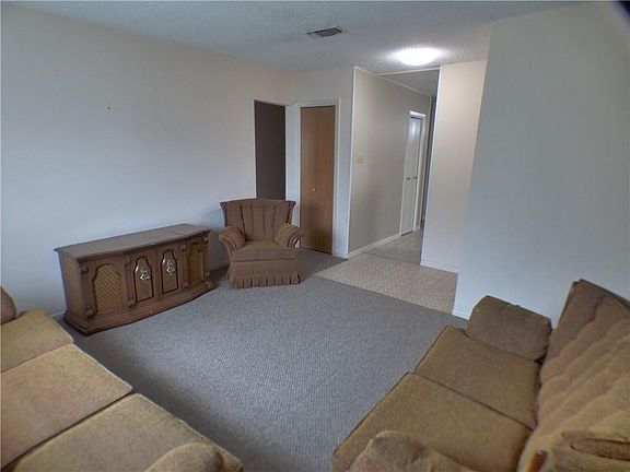 5th image of 820 Dickens Dr