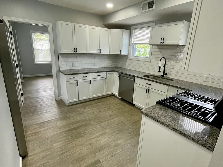 81 Birch St #3L — Photo 2