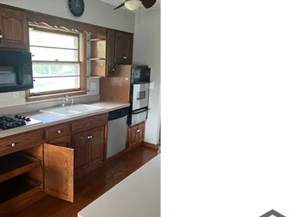 3 N Rebecca St, Glenwood, IL 60425