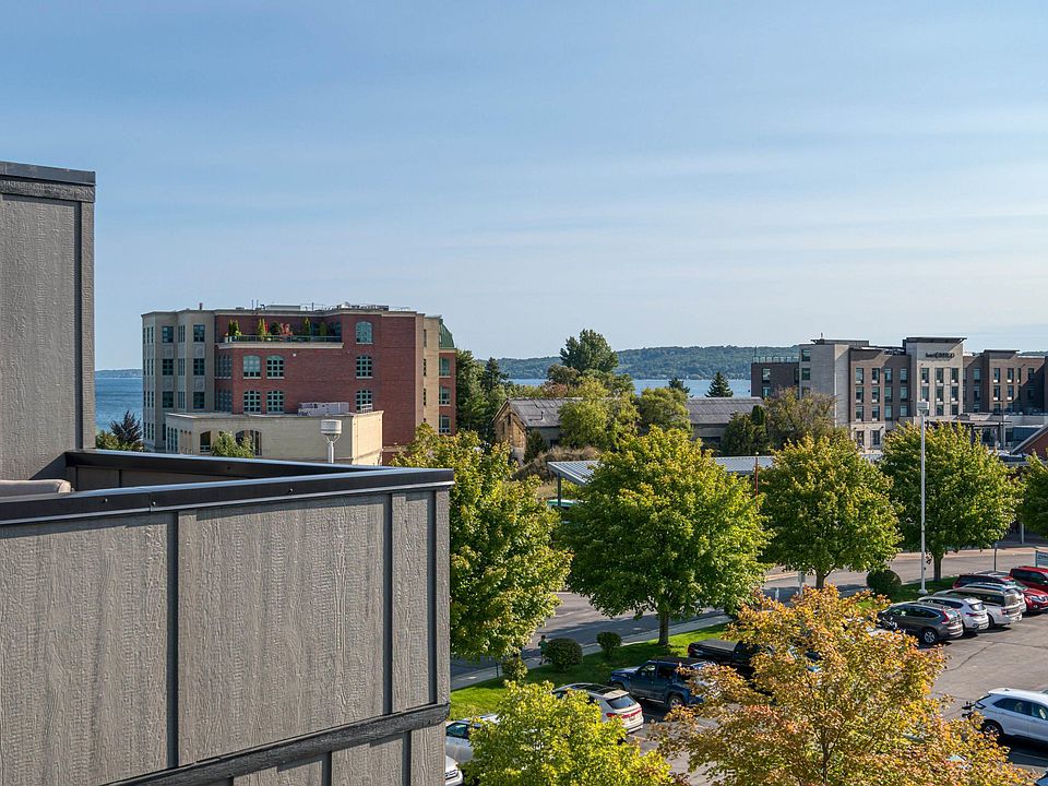 1st image of 124 Gillis St #7