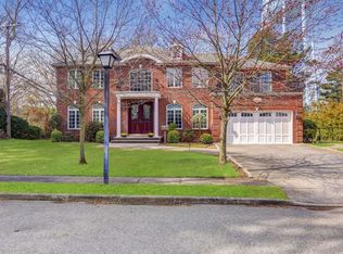 198 Shepherd Ln, Roslyn Heights, NY 11577