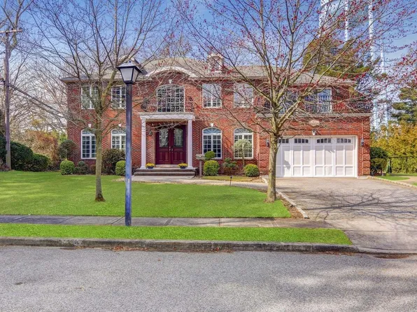 198 Shepherd Lane, Roslyn Heights, NY 11577