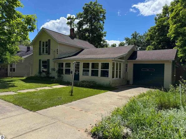 225 N Hayes St, Farwell, MI 48622