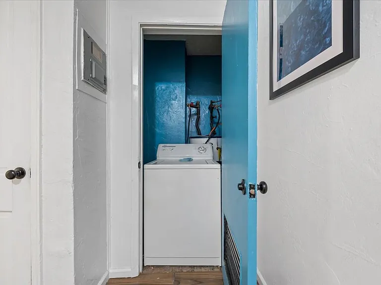 1319 E 53rd St — Photo 14