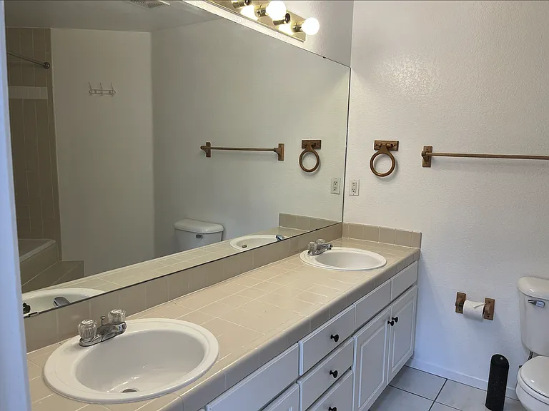 2823 Springdale Ln — Photo 9