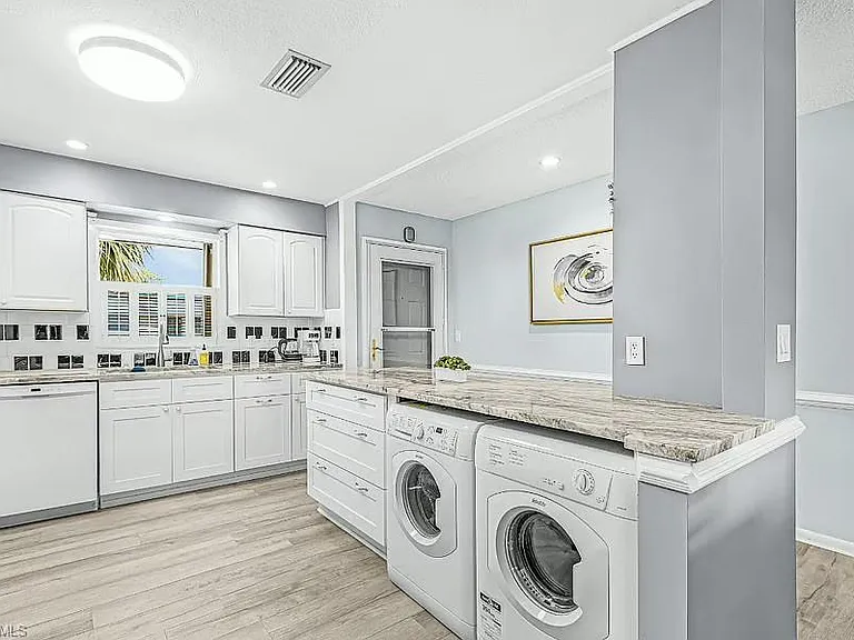 600 Valley Stream Dr #F8 — Photo 4