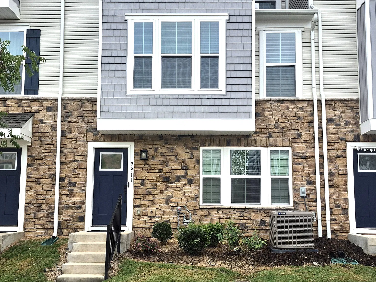 4 bed, 3.5 bath, 2202 sqft, $2,430 — Photo 2