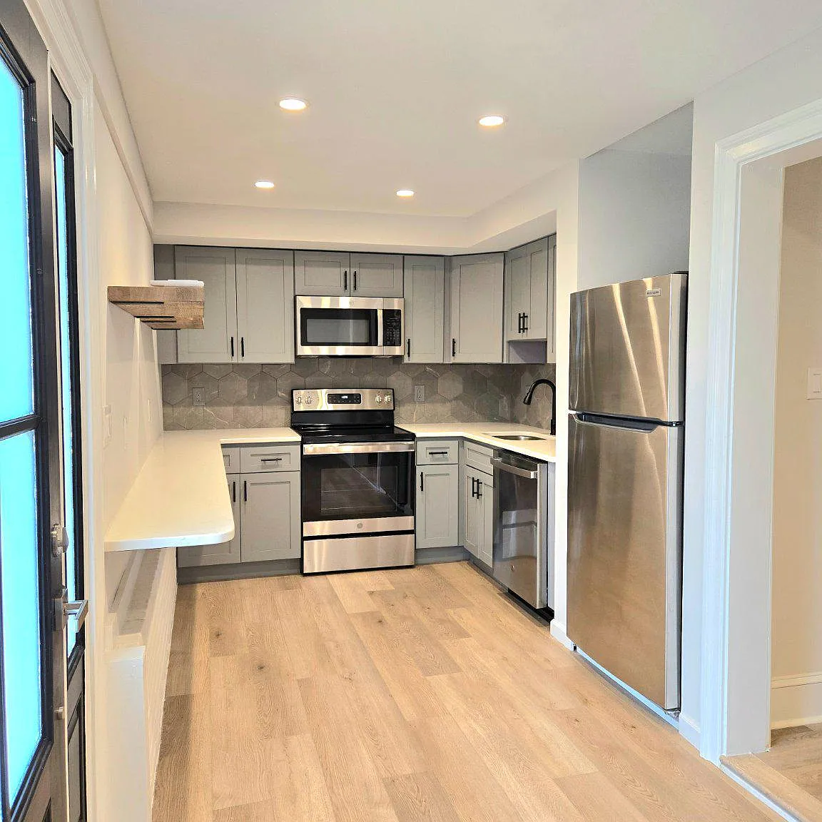 2 bed, 1.0 bath, 900 sqft, $2,100 — Photo 2