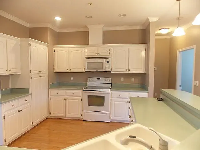 3 bed, 2062 sqft, $2,100 — Photo 4