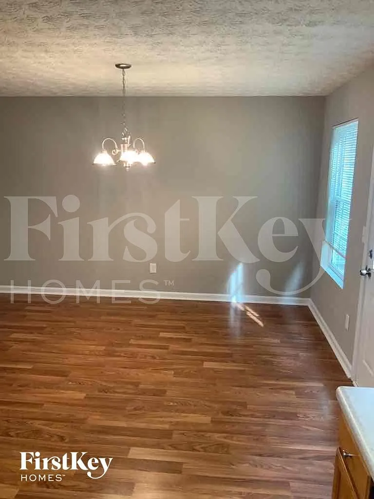4 bed, 2.0 bath, 1572 sqft, $1,825 — Photo 4