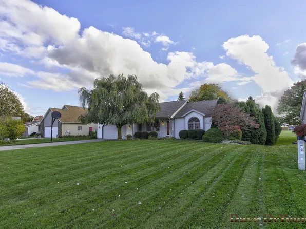 10148 Holiday Dr, Zeeland, MI 49464